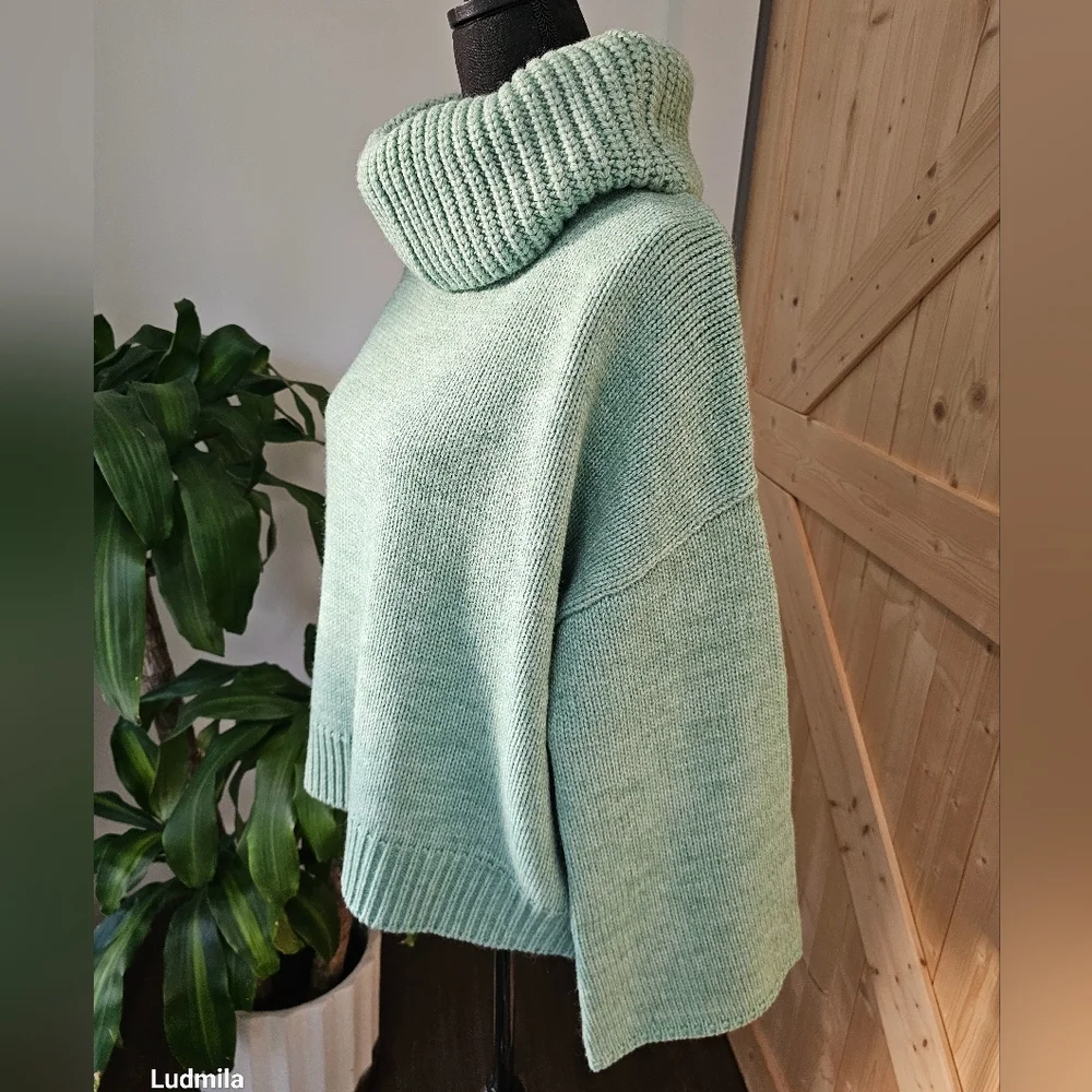 J.ING size S/M women‎ sage knit sweater with large foldover neckline